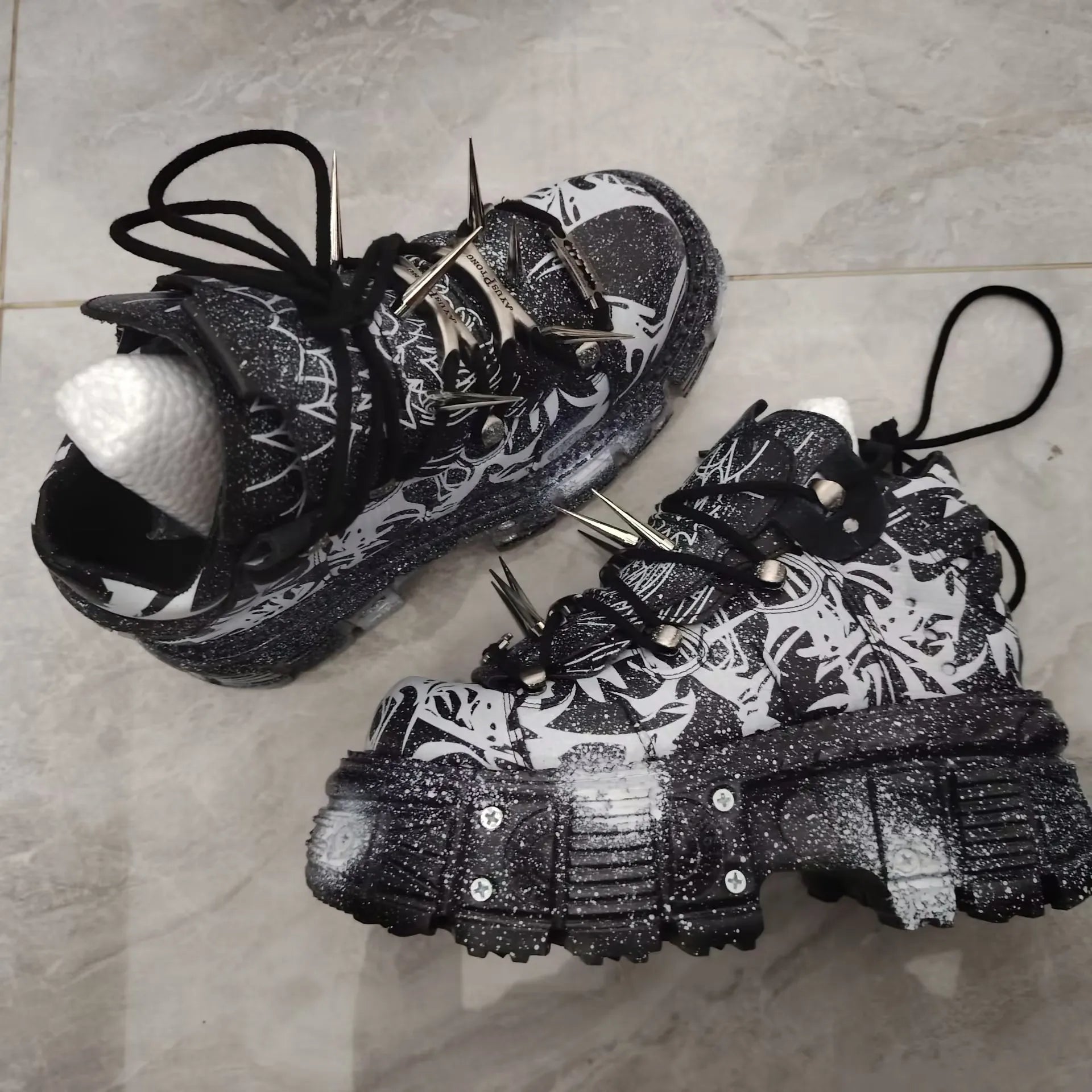 2025 Retro Heavy Metal Platform Men's and Women's Graffiti Punk Muffin Black Rivets Small Height Increasing Dad Shoes